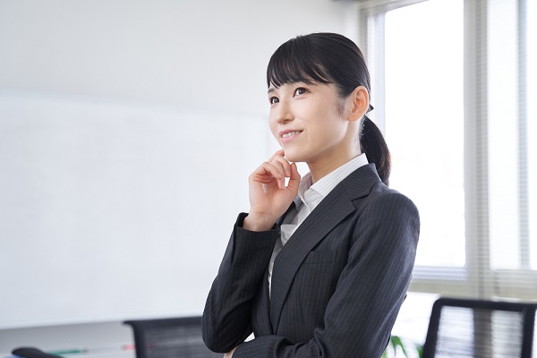 考え込む就活生
