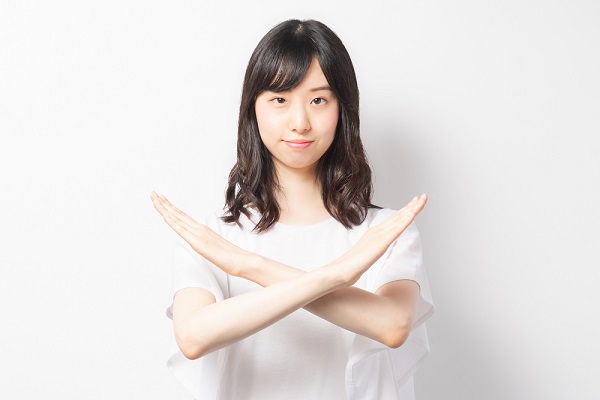 バツを作る女性