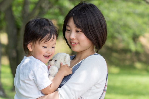 子どもを抱っこする保育士