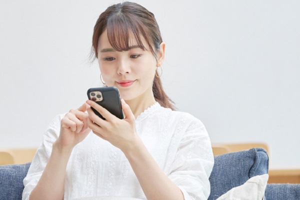 スマートフォンを触る女性