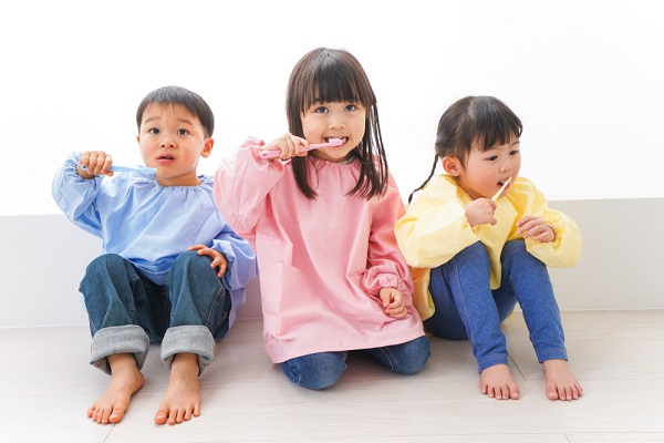 【6月の月案】4歳児クラスの文例集。ねらいや配慮、援助や反省の書き方