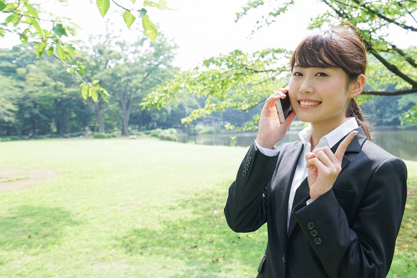電話をかける女性