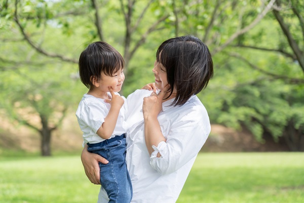 1歳児の子どもと担任保育士さんの写真