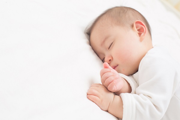 眠る乳児