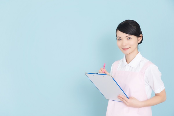 記入する保育士