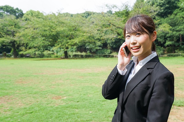 電話をかける女性