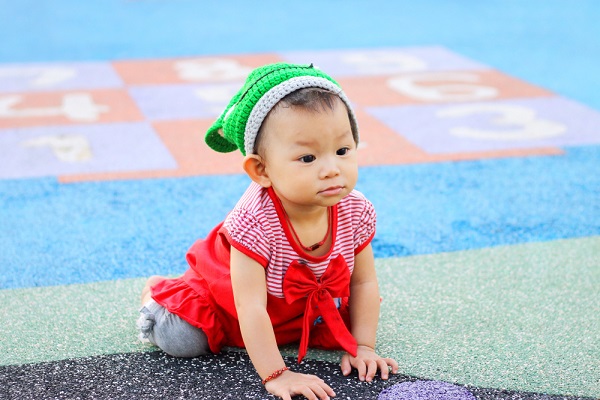 マットの上に座る子ども