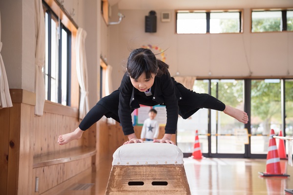 跳び箱で楽しむ子ども