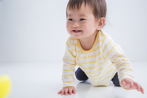 ハイハイする子ども