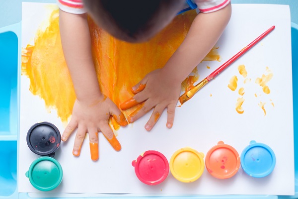 絵の具で楽しむ子ども