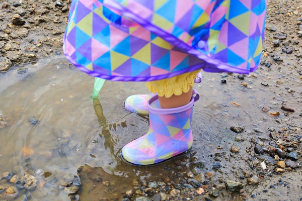 雨の日の子どもの写真