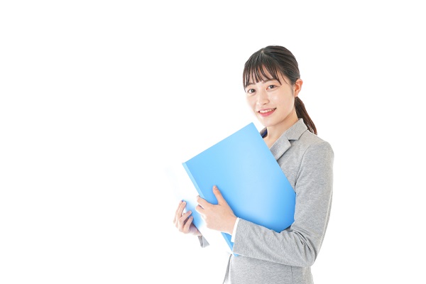 日案を作成する保育士の写真