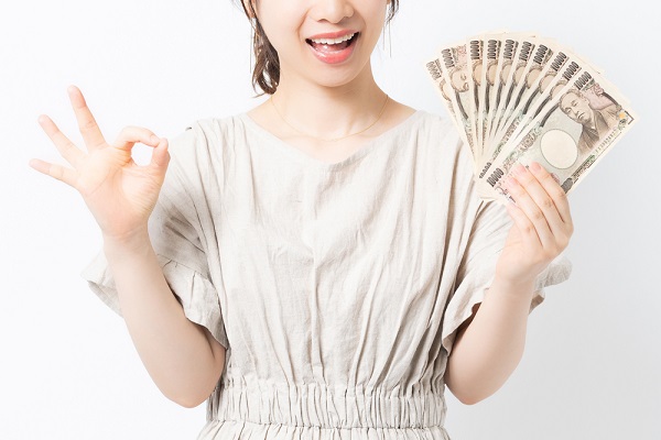 お金を持つ女性