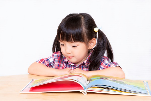 絵本を読む子ども