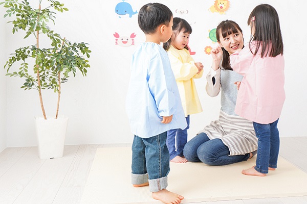 保育士と遊ぶ子ども