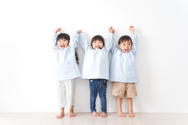 手を挙げて遊ぶ子ども