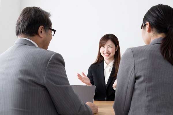 就職面接で笑顔で話す女性