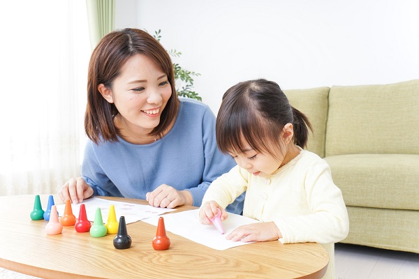 お絵かきをするベビーシッターと子ども