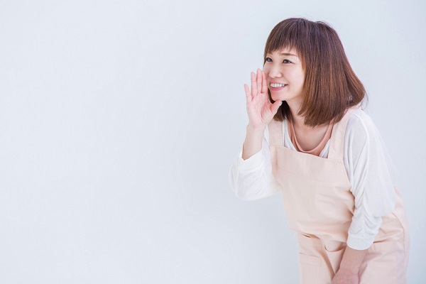 笑顔の保育士の写真