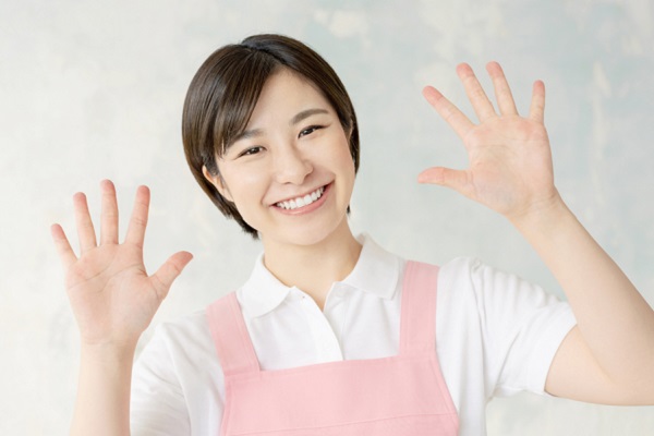 笑顔の保育士の写真