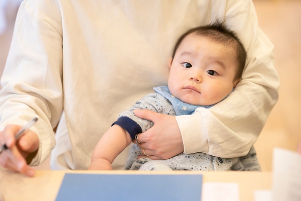 指導案を書く保育学生と子ども