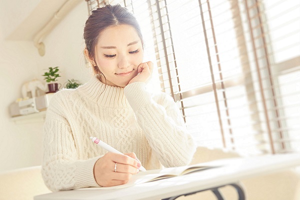 レポートを書く大学生