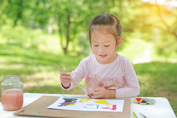 お絵かきを楽しむ子ども