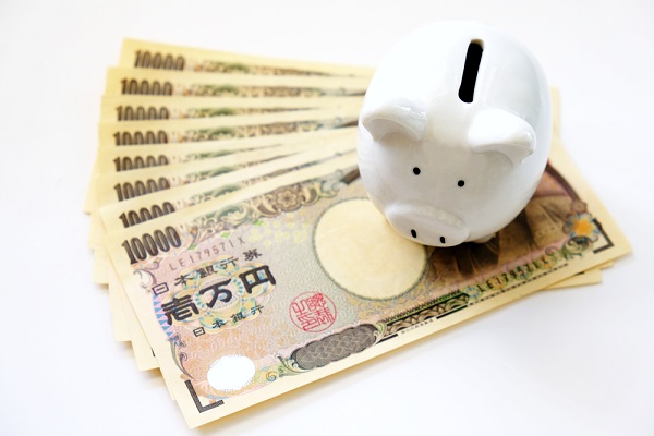 お金と貯金箱
