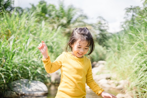 運動する5歳くらいの子ども