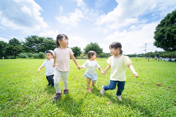 走り回る子どもたち