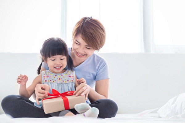 保育士と子どもの笑顔