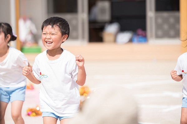 保育園で運動する子ども