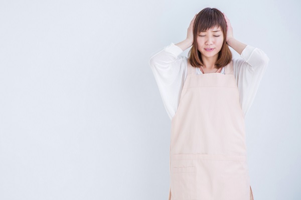 悩んでいる保育士