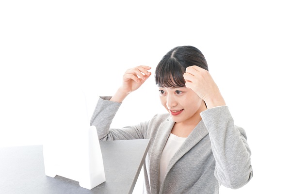身だしなみを整える新卒