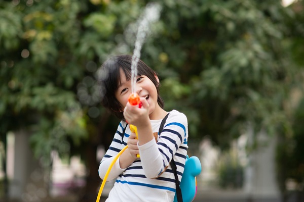 水鉄砲をする子ども