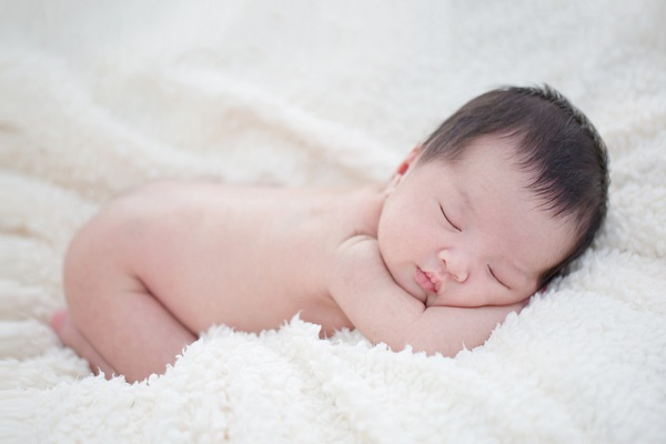 眠る赤ちゃん
