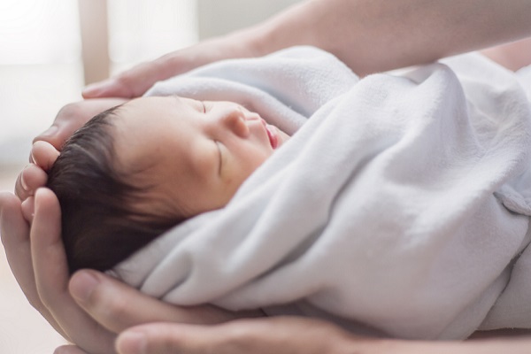 赤ちゃんを抱く女性