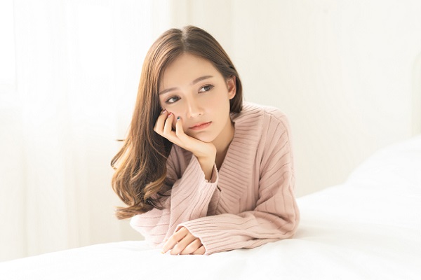 思い悩む女性