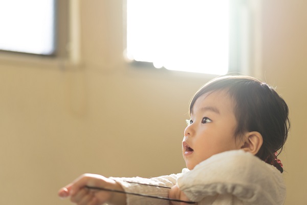 輪ゴムで遊ぶ子ども