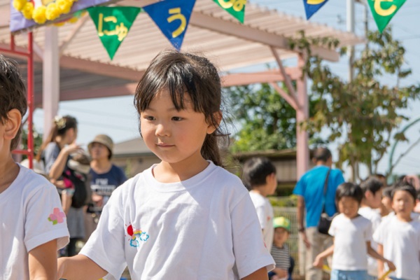運動会で入場している子ども