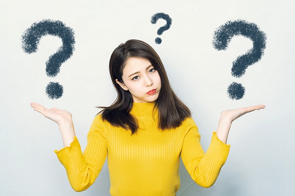 質問するか悩む女性