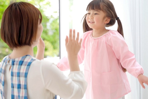 保育士とお別れをする子ども