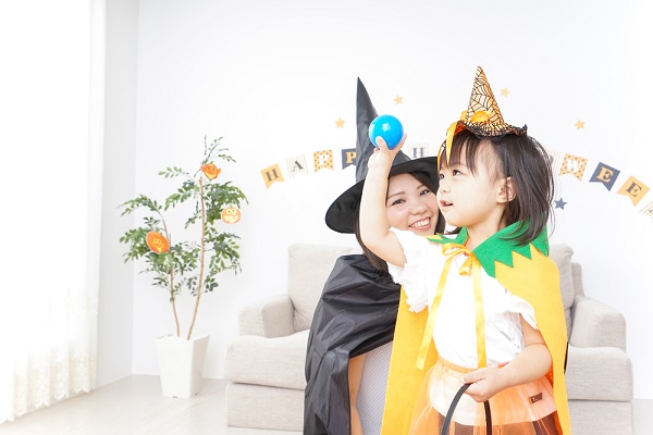 ハロウィンパーティーを楽しむ子ども