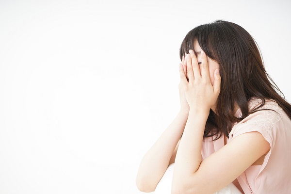 悲しんでいる女性