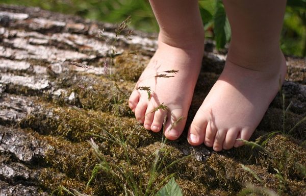 はだし保育のメリット デメリットとは ねらいや保育学生や新卒保育士が注意するポイント 保育学生の就活お役立ちコラム 保育士バンク 新卒