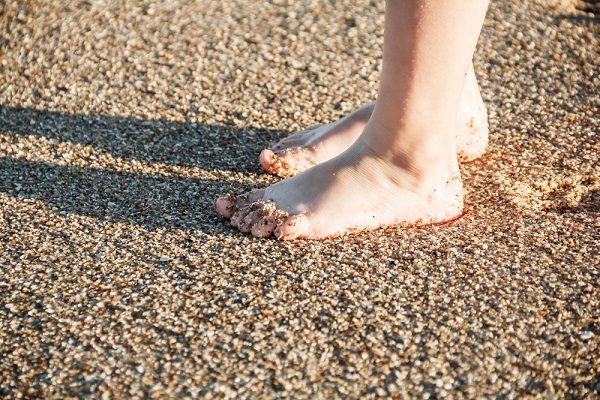 砂の上を歩く子ども