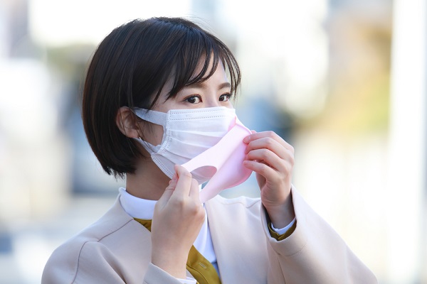 マスクを身につける女性