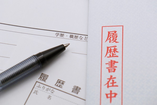 履歴書とペン