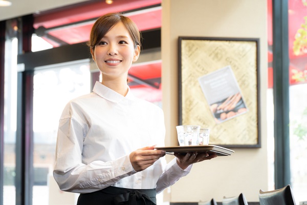 カフェで働く女性