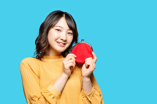 お財布を持つ女性